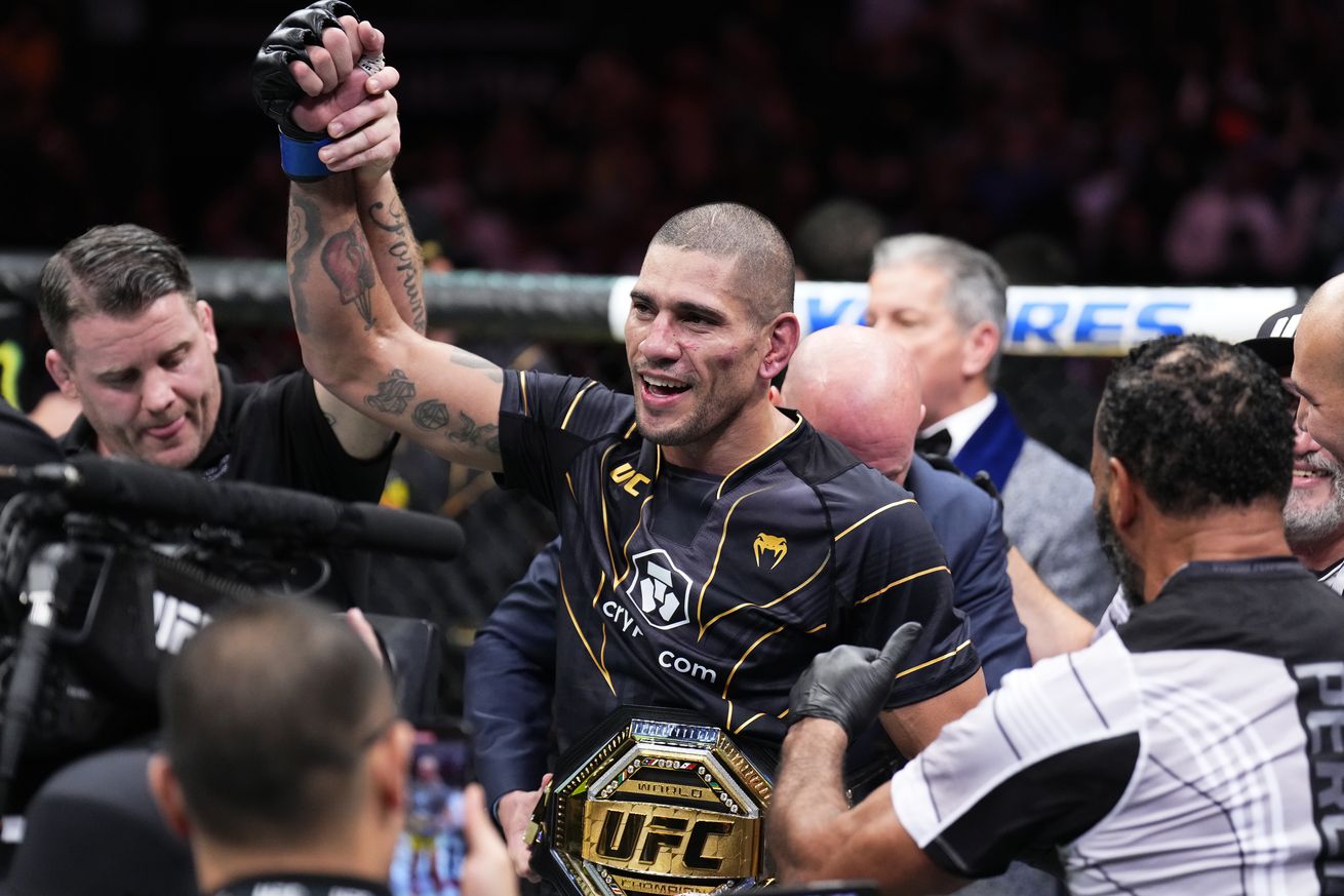 Alex Pereira defeated Israel Adesanya at UFC 281
