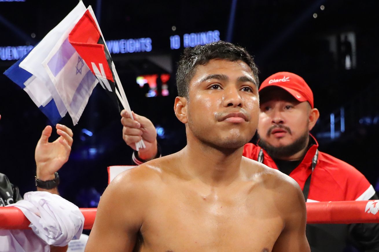 Roman Gonzalez in the corner
