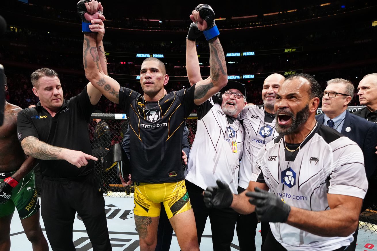 Alex Pereira and his corner, including Glover Texeira at UFC 281. 