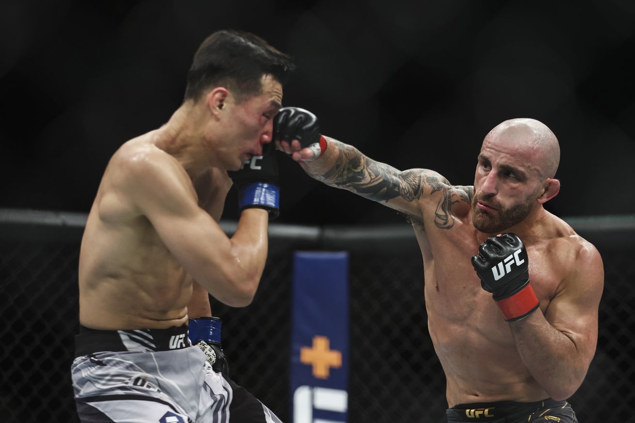 Alexander Volkanovski punches The Korean Zombie at UFC 273.