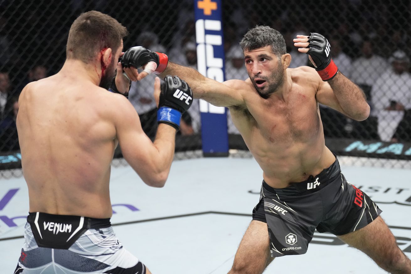 Beneil Dariush punches Mateusz Gamrot at UFC 280.