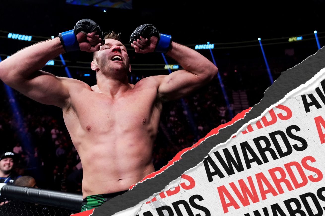 Dricus Du Plessis celebrating his win over Derek Brunson at UFC 285