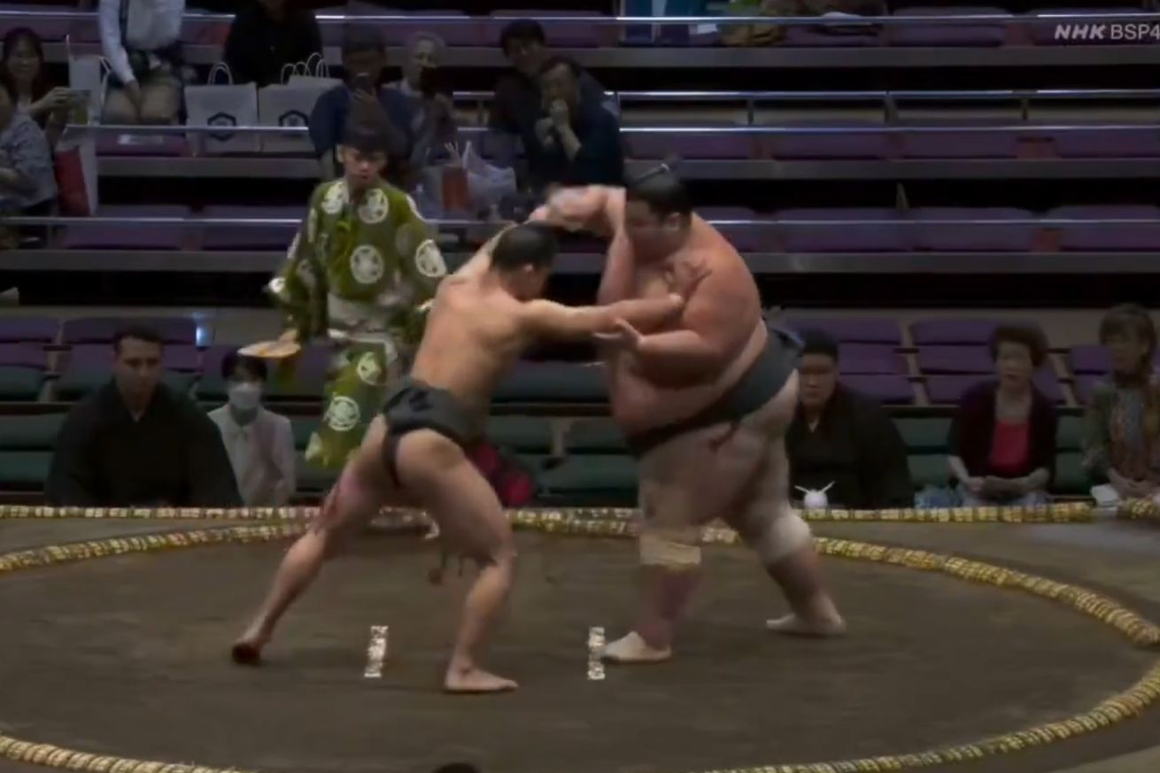 Oyamada takes down Dewanojo at Grand Sumo’s 2024 summer tournament.