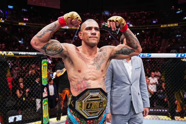 Daniel Cormier Says Dricus Du Plessis Can Become a Double Champ in the UFC 4 Alex Pereira